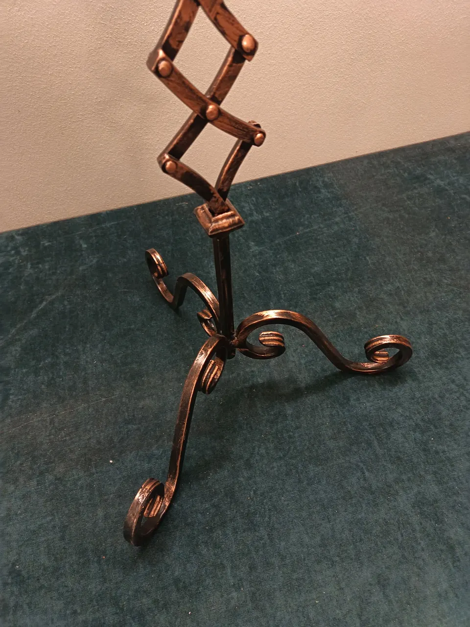 Doplnky a detaily — Stojan · medená patina